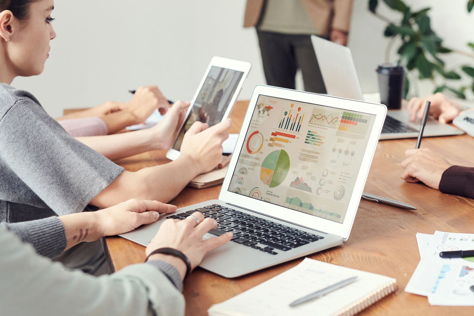 Team analysiert gemeinsam Leistungsdaten und Diagramme